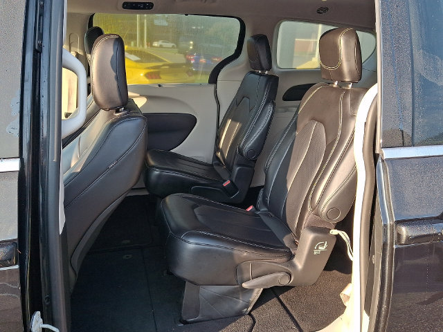 Used 2023 Chrysler Pacifica Touring-L FWD image 10