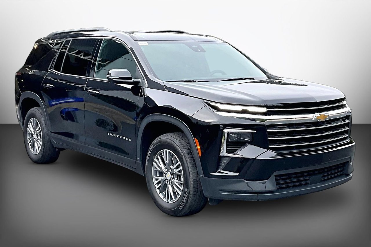 Used 2025 Chevrolet Traverse LT