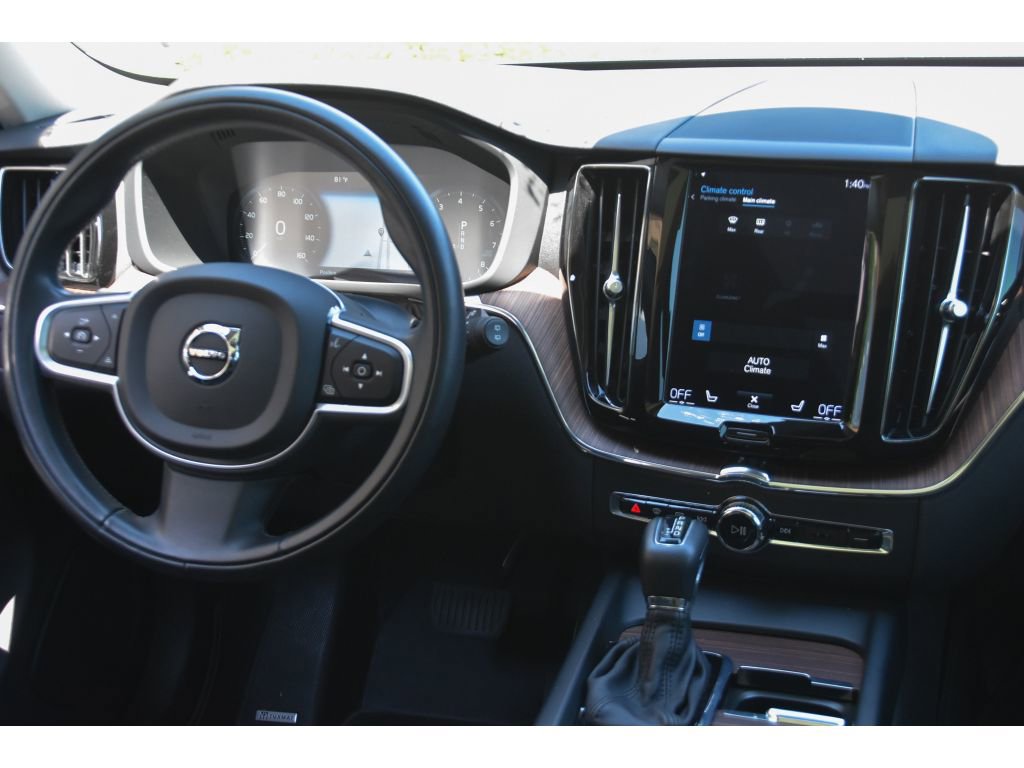 Used 2021 Volvo XC60 T5 Momentum w/ Premium Package AWD/4WD image 18
