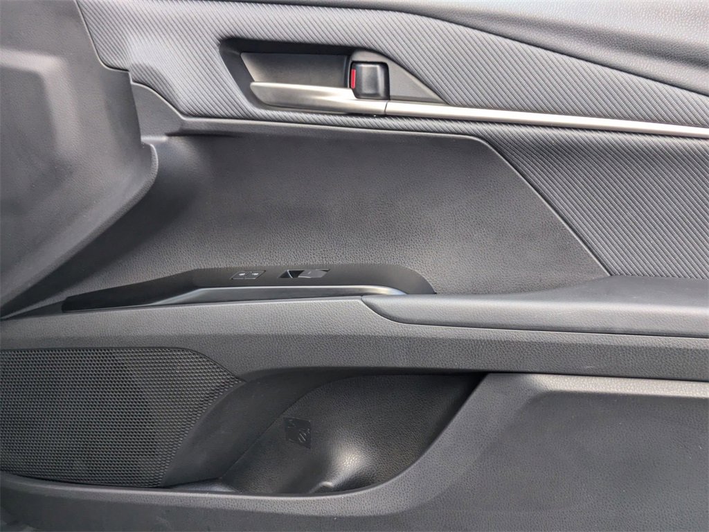 Used 2025 Toyota Camry SE image 33