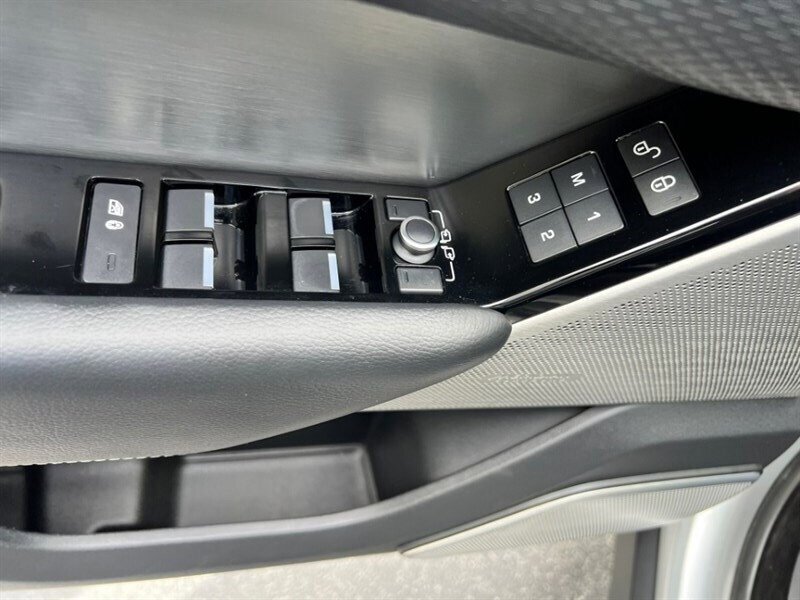 Used 2018 Land Rover Range Rover Velar R-Dynamic SE AWD/4WD image 28