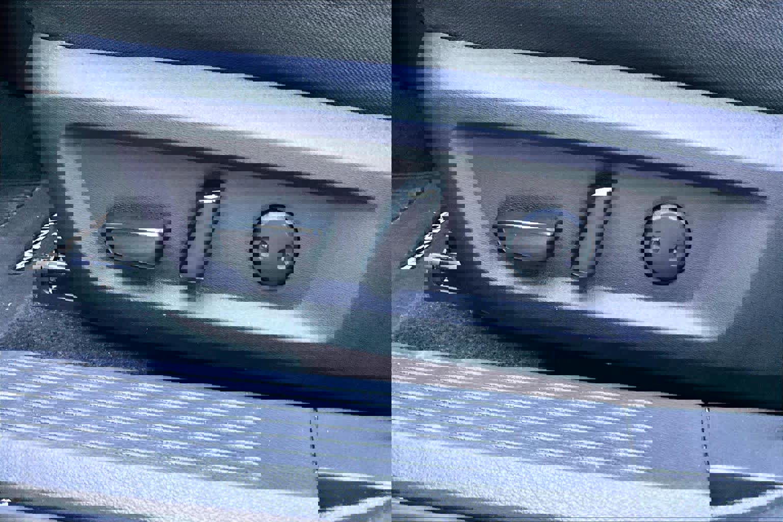 Used 2025 Nissan Rogue SV image 31