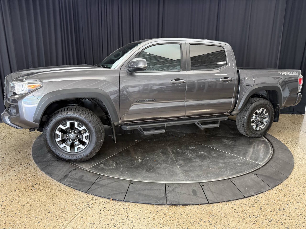 Used 2020 Toyota Tacoma TRD Off-Road w/ Technology Package AWD/4WD image 4