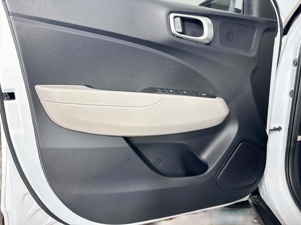 Used 2025 Hyundai Venue SEL FWD image 13