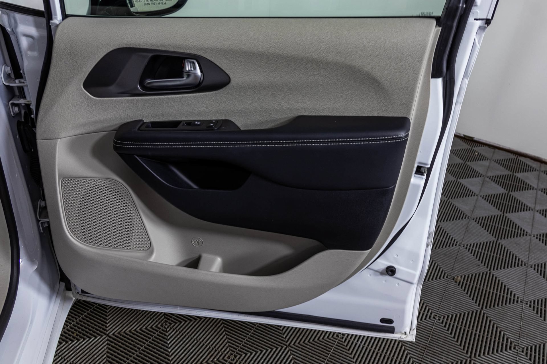 Used 2024 Chrysler Pacifica Limited FWD image 48
