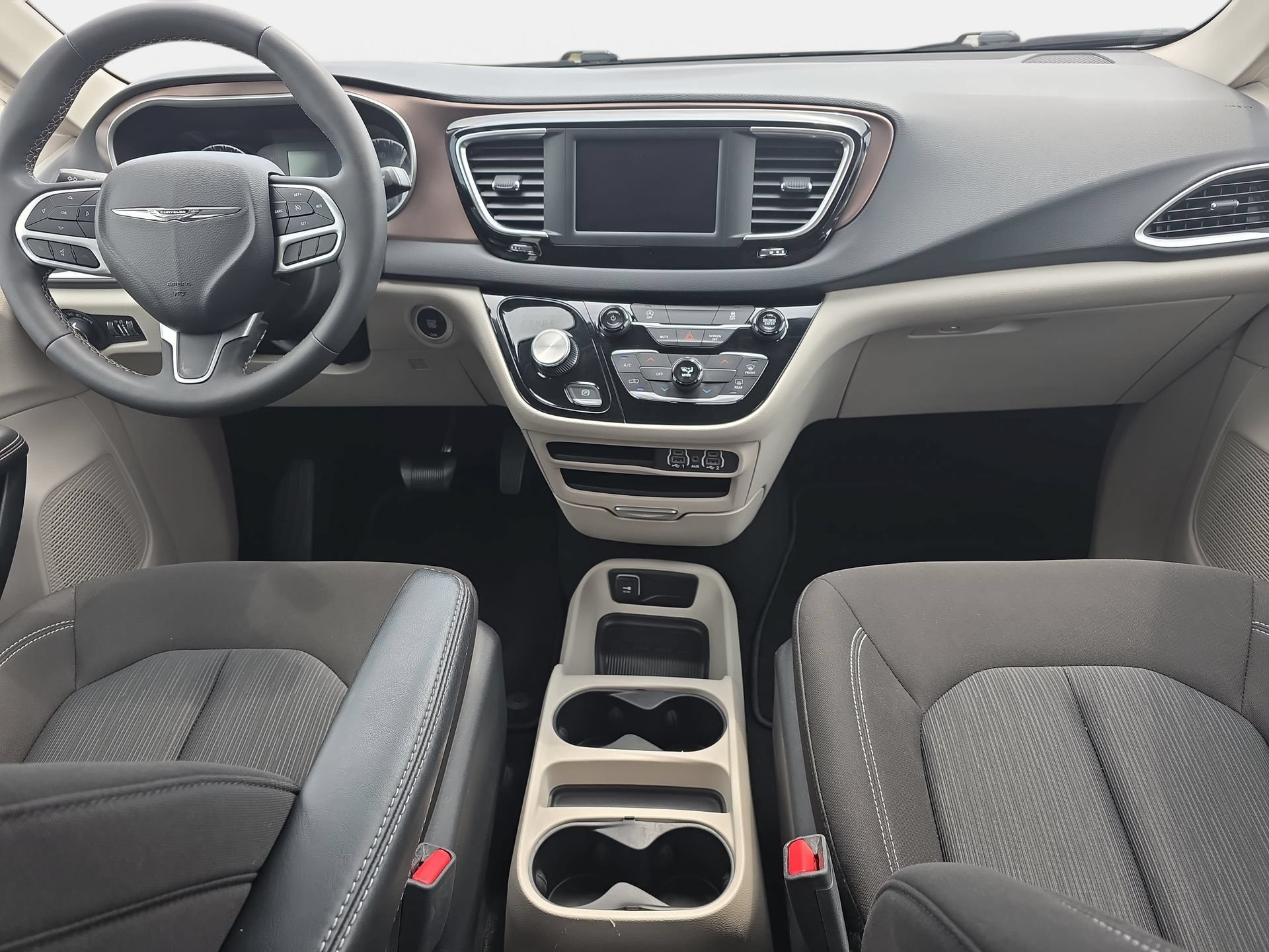 Used 2023 Chrysler Voyager LX FWD image 9