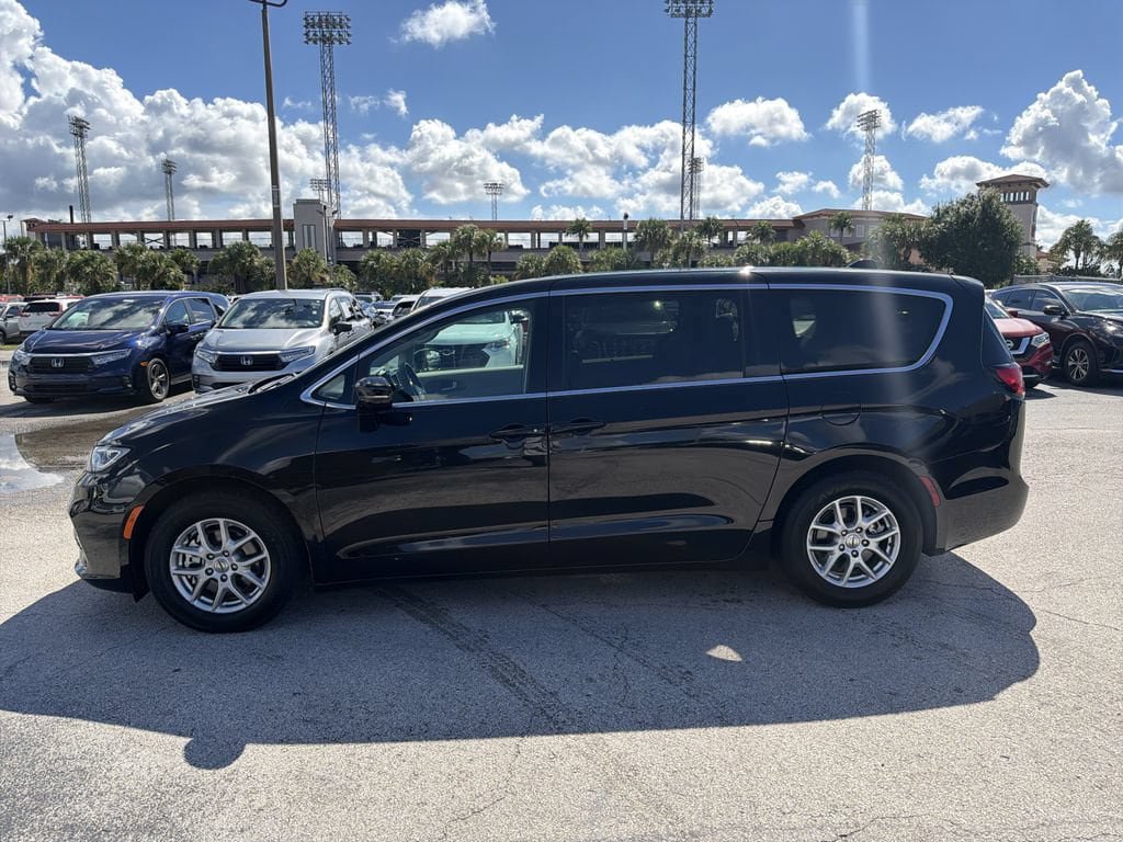 Used 2024 Chrysler Pacifica Touring-L FWD image 7