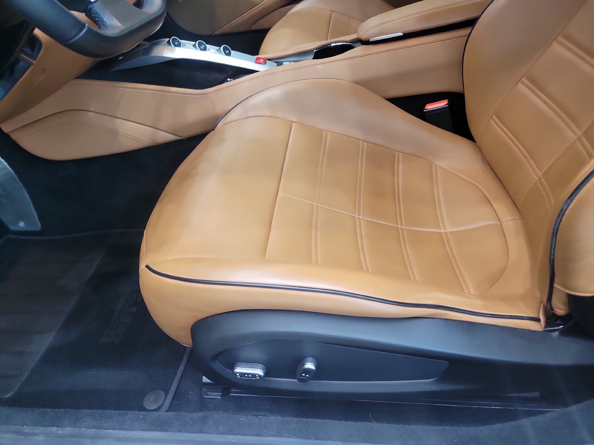Used 2017 Ferrari California T RWD image 14