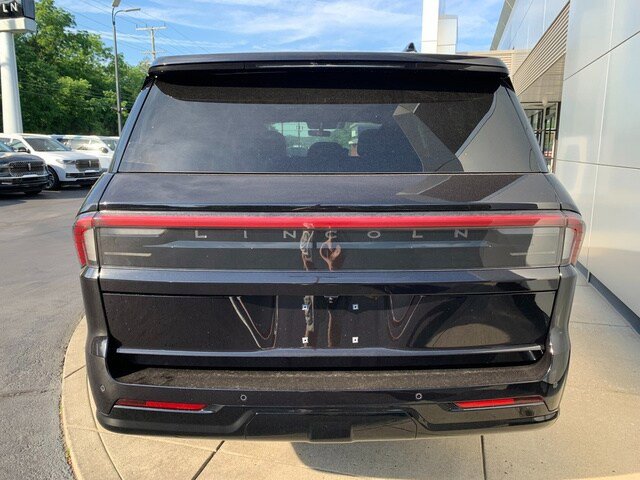 New 2026 Lincoln Navigator L Reserve AWD/4WD image 11