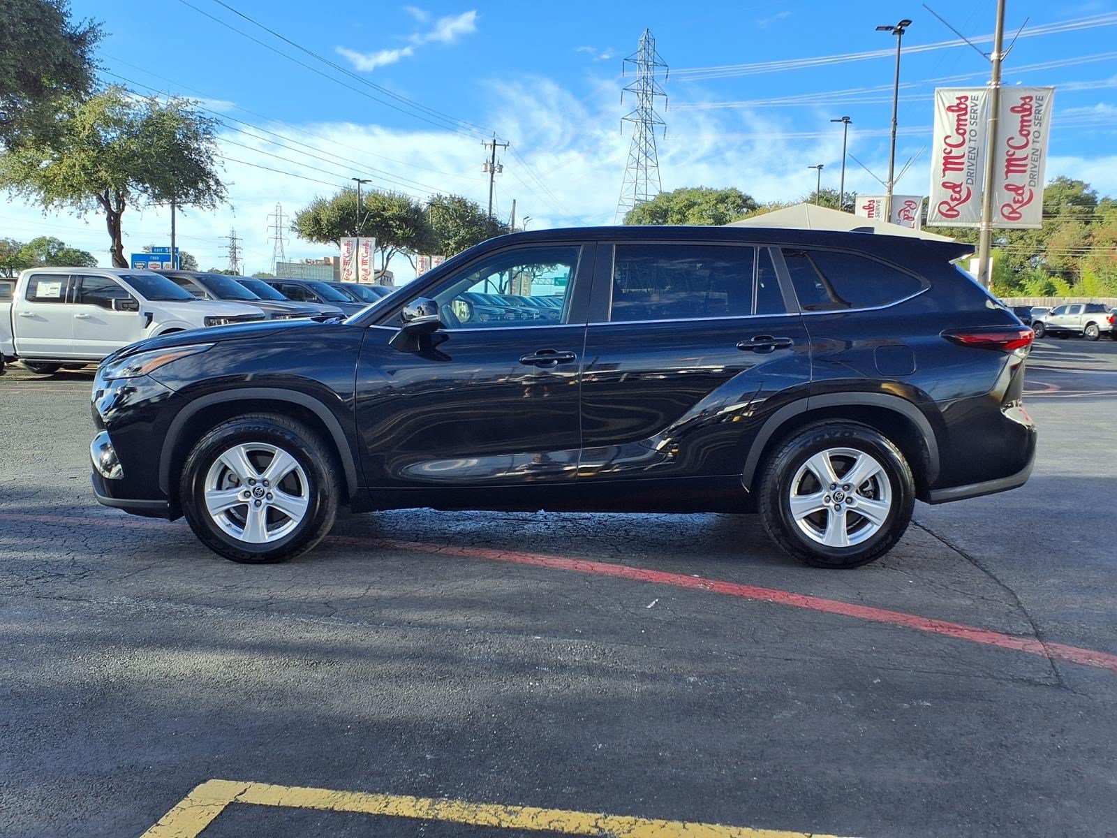 Used 2025 Toyota Highlander LE FWD image 8