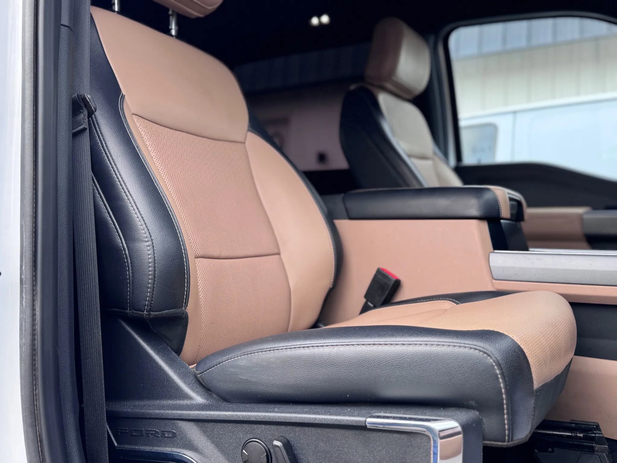 Used 2023 Ford F250 Lariat w/ Chrome Package image 41