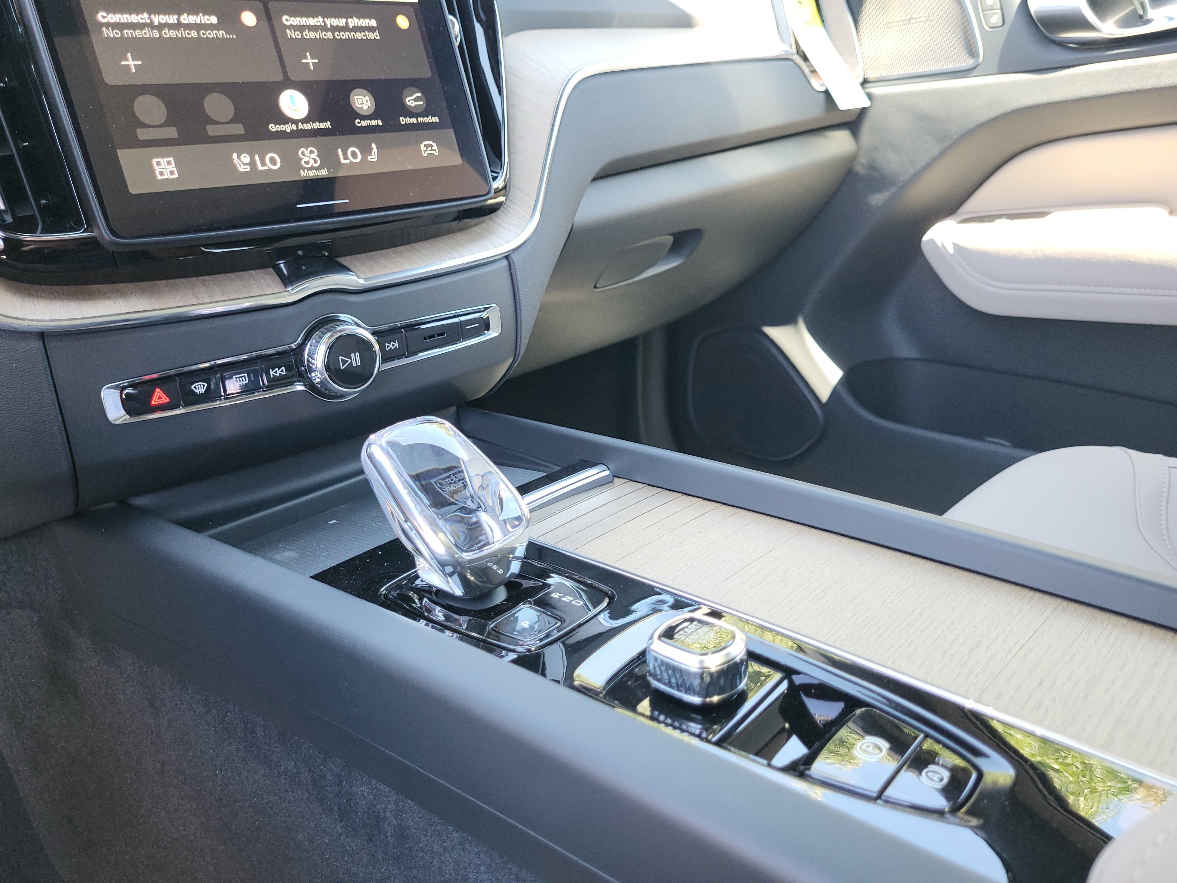 New 2026 Volvo XC60 T8 Plus w/ Protection Package Premier AWD/4WD image 17