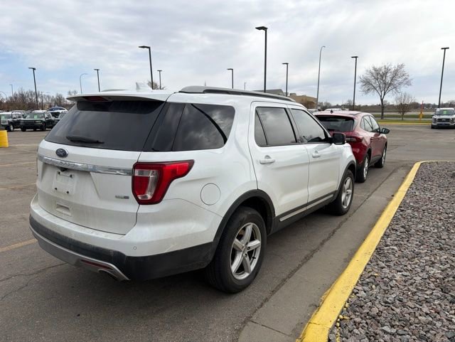 Used 2017 Ford Explorer XLT w/ Equipment Group 202A AWD/4WD image 11