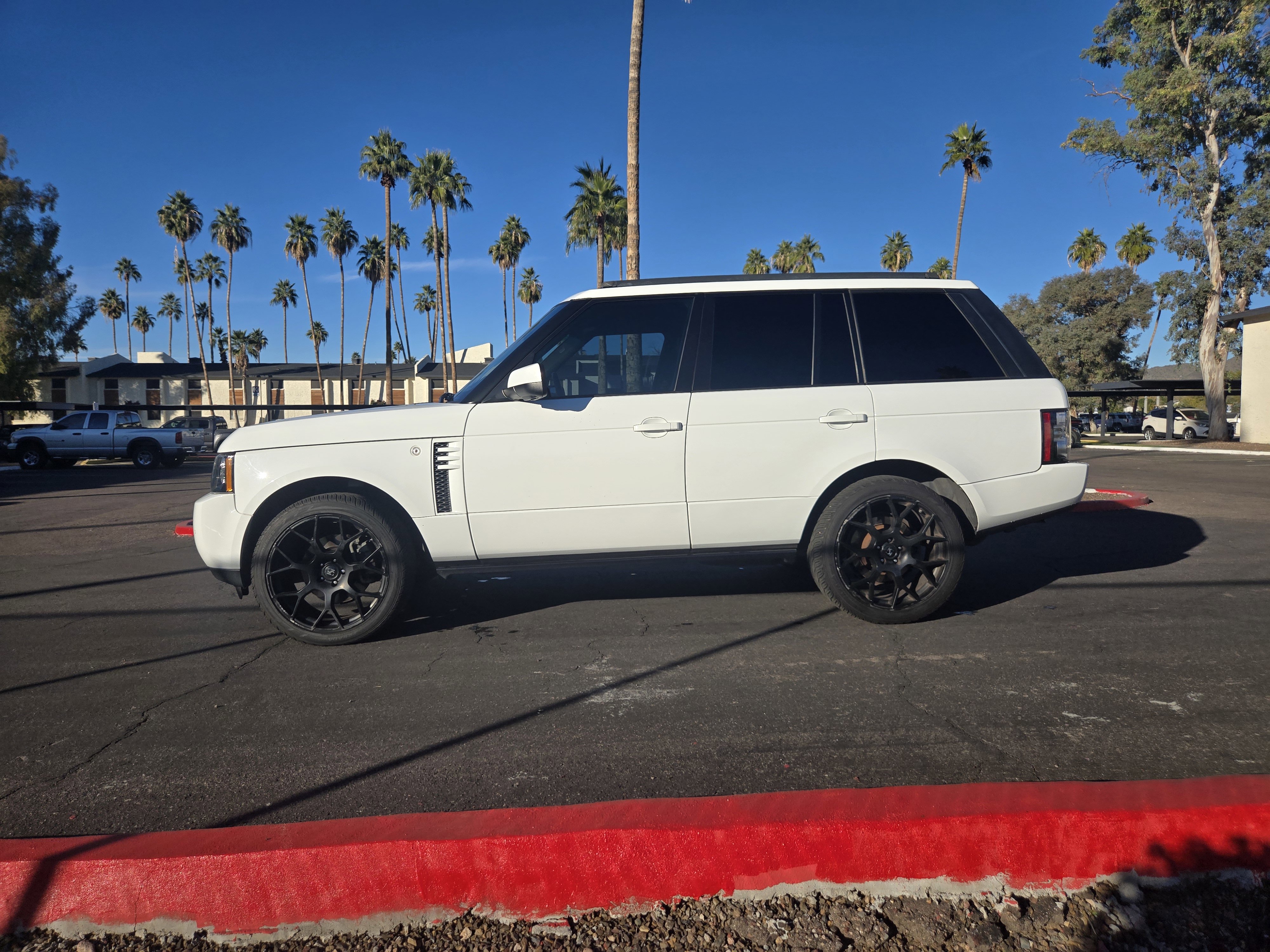 Used 2012 Land Rover Range Rover HSE LUX image 6