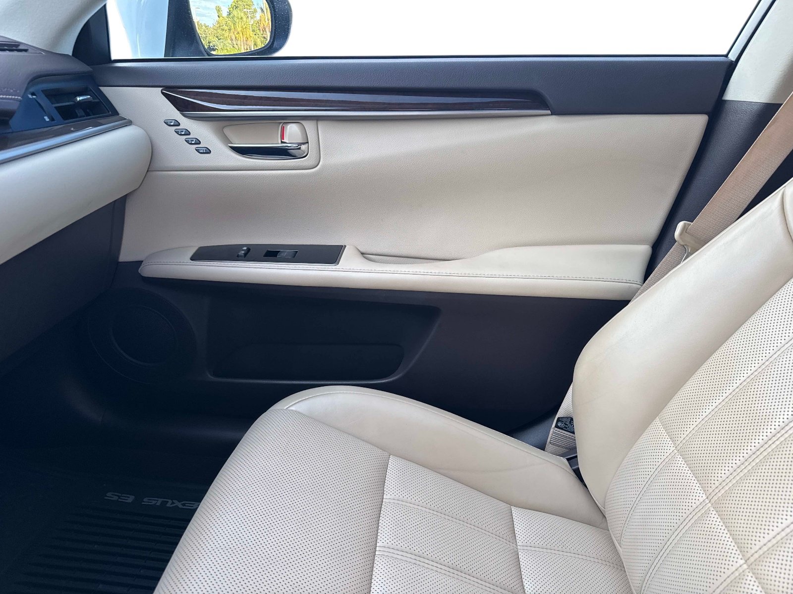 Used 2016 Lexus ES 350 w/ Ultra Luxury Package FWD image 22