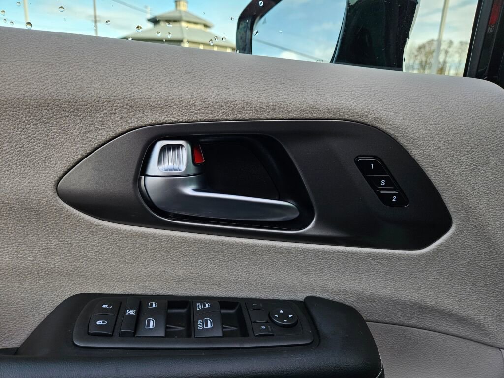 Used 2024 Chrysler Pacifica Touring-L image 18