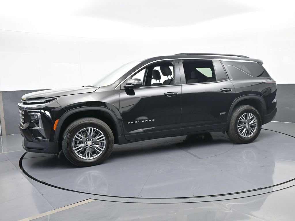 Used 2025 Chevrolet Traverse LT image 2
