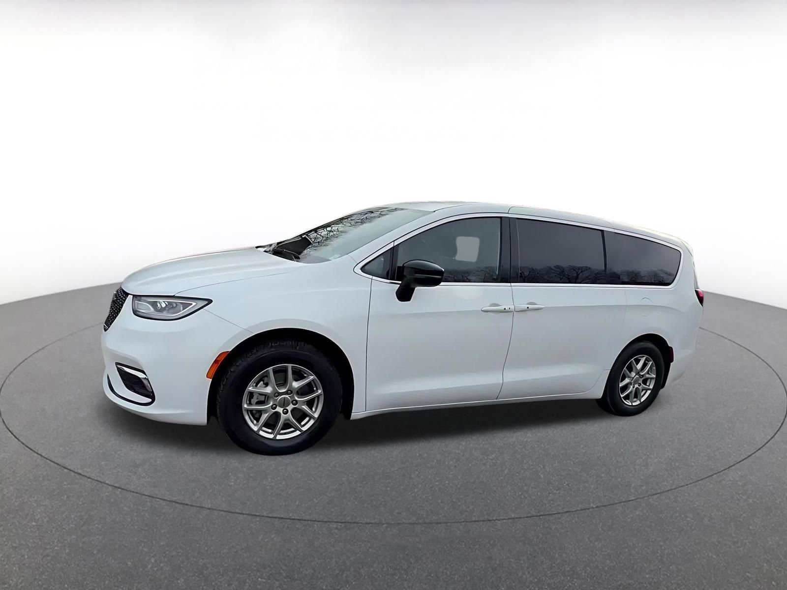 Used 2025 Chrysler Pacifica Select image 8