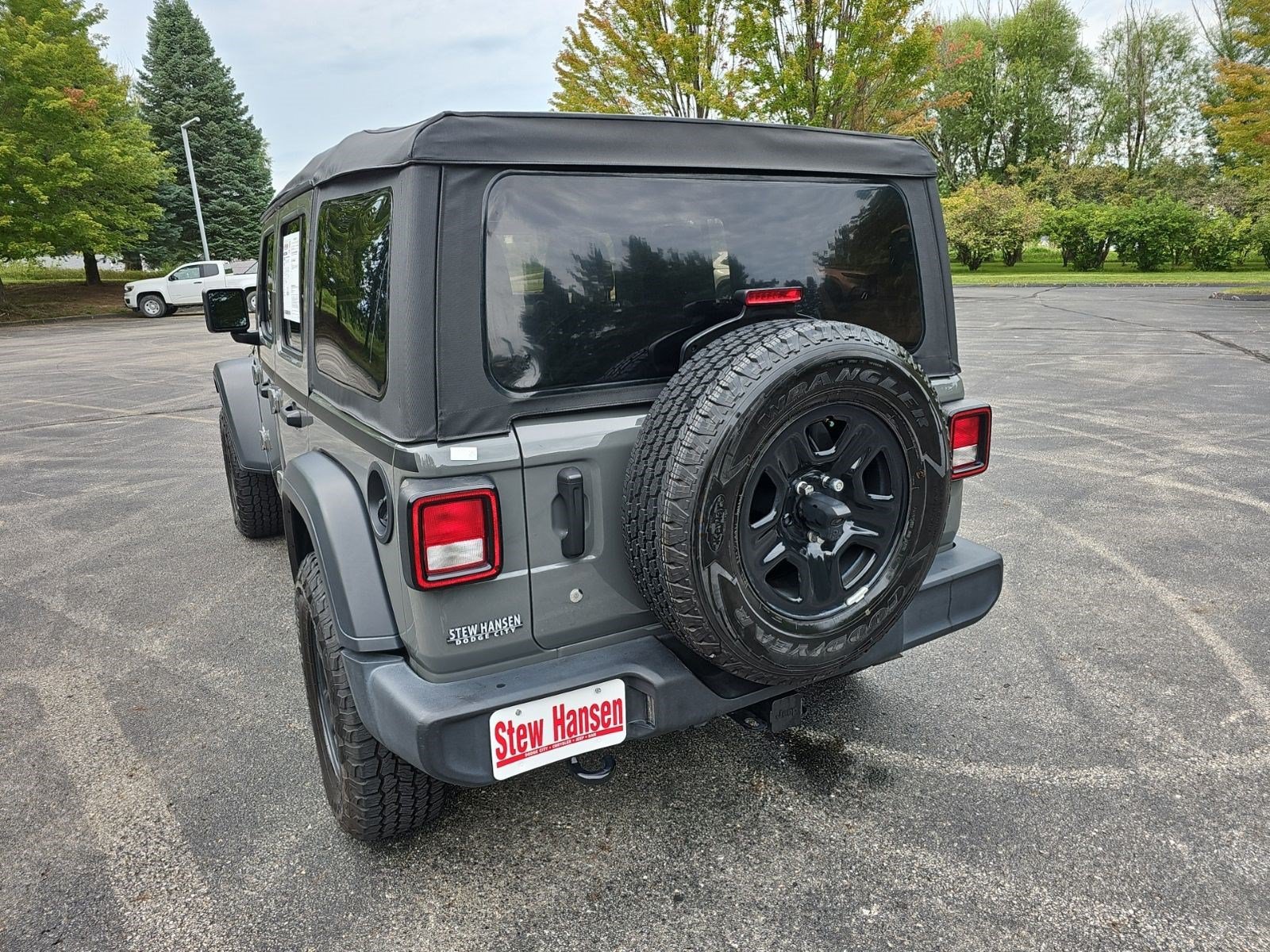 Used 2018 Jeep Wrangler Unlimited Sport AWD/4WD image 3