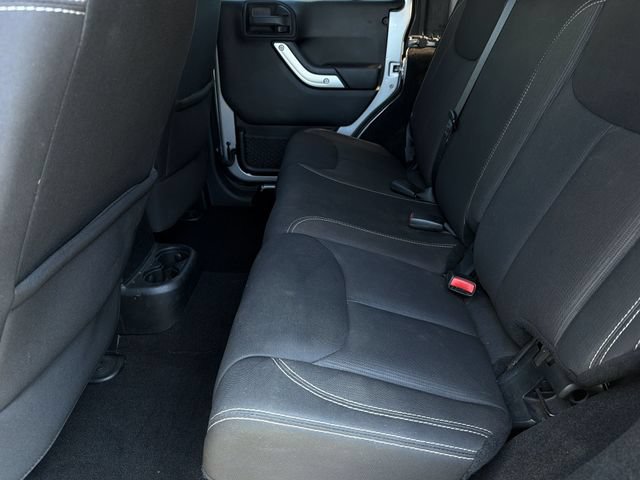 Used 2015 Jeep Wrangler Unlimited Rubicon w/ Connectivity Group AWD/4WD image 19