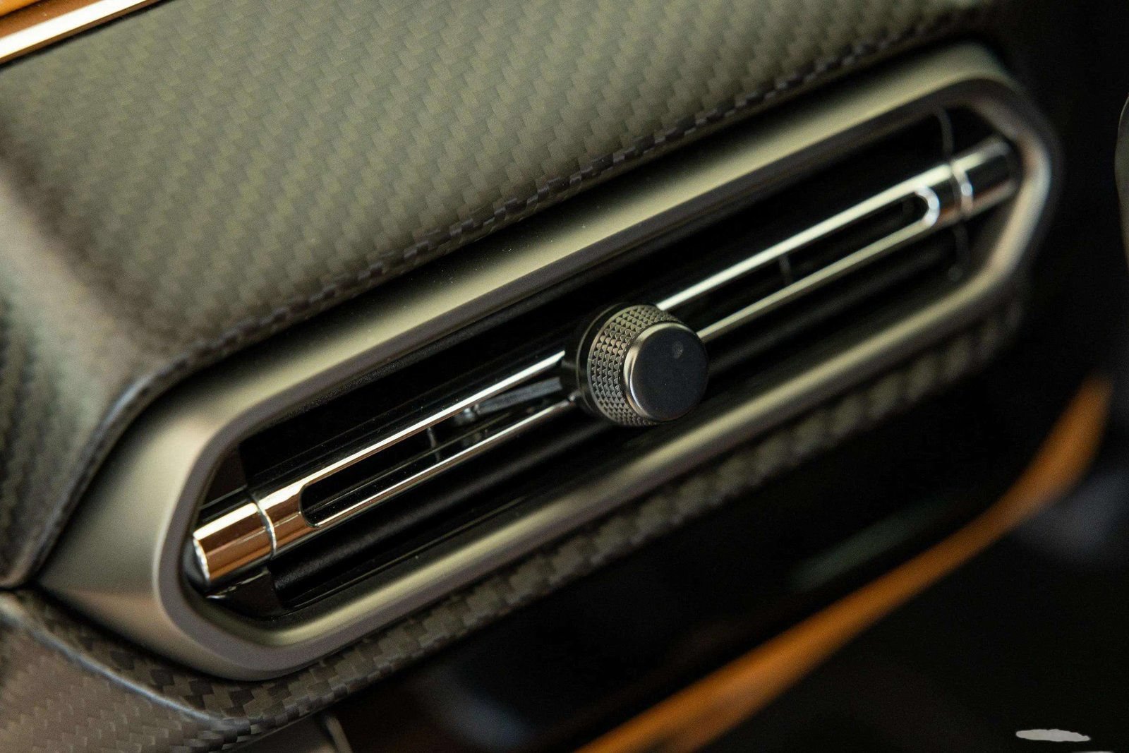 Used 2025 Aston Martin V8 Vantage Coupe RWD image 26