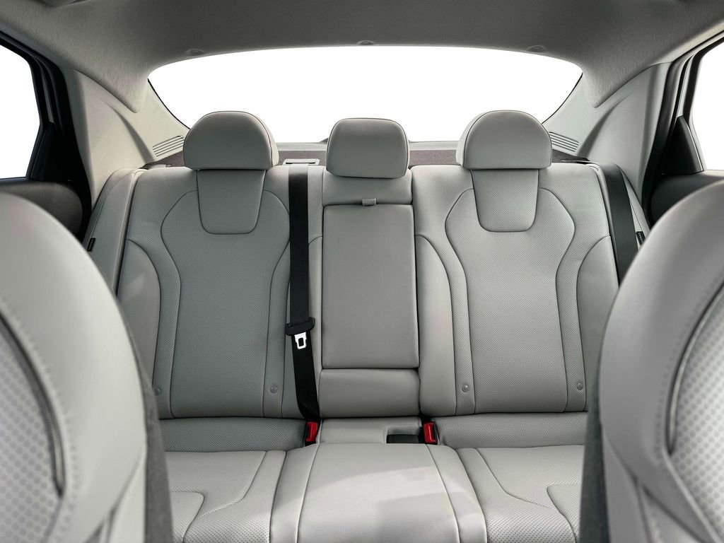 Used 2025 Hyundai Elantra Limited image 18