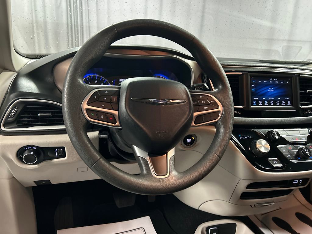 Used 2018 Chrysler Pacifica L image 13