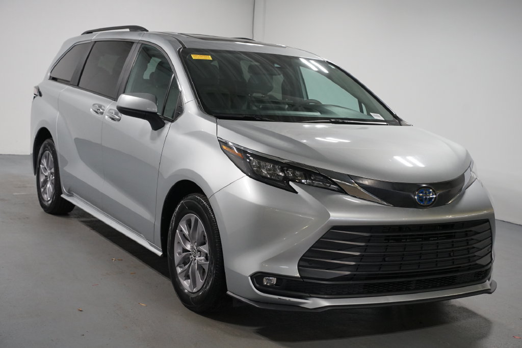 Certified 2025 Toyota Sienna XLE FWD image 3