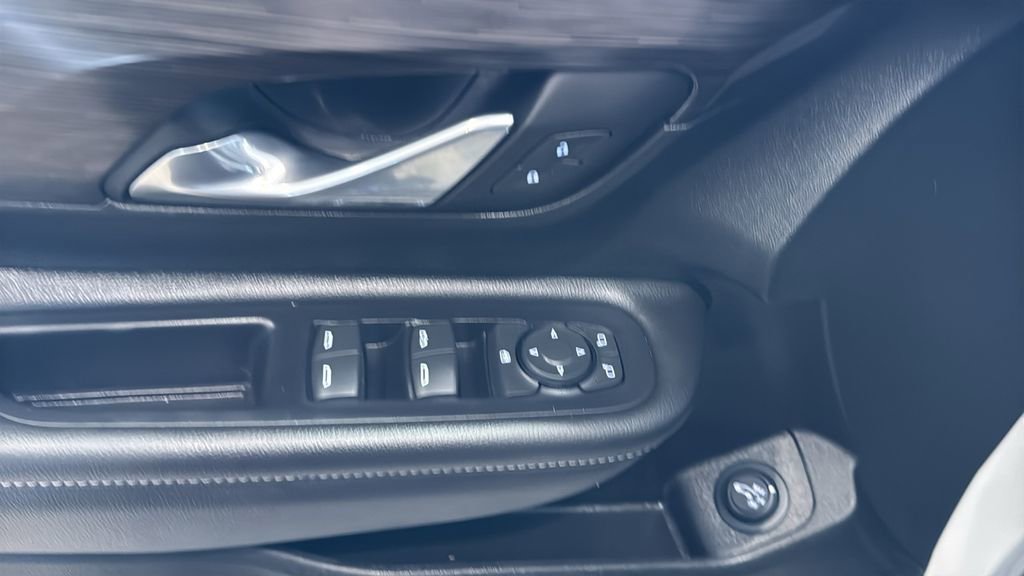 Used 2023 GMC Terrain SLE w/ Driver Convenience Package image 23