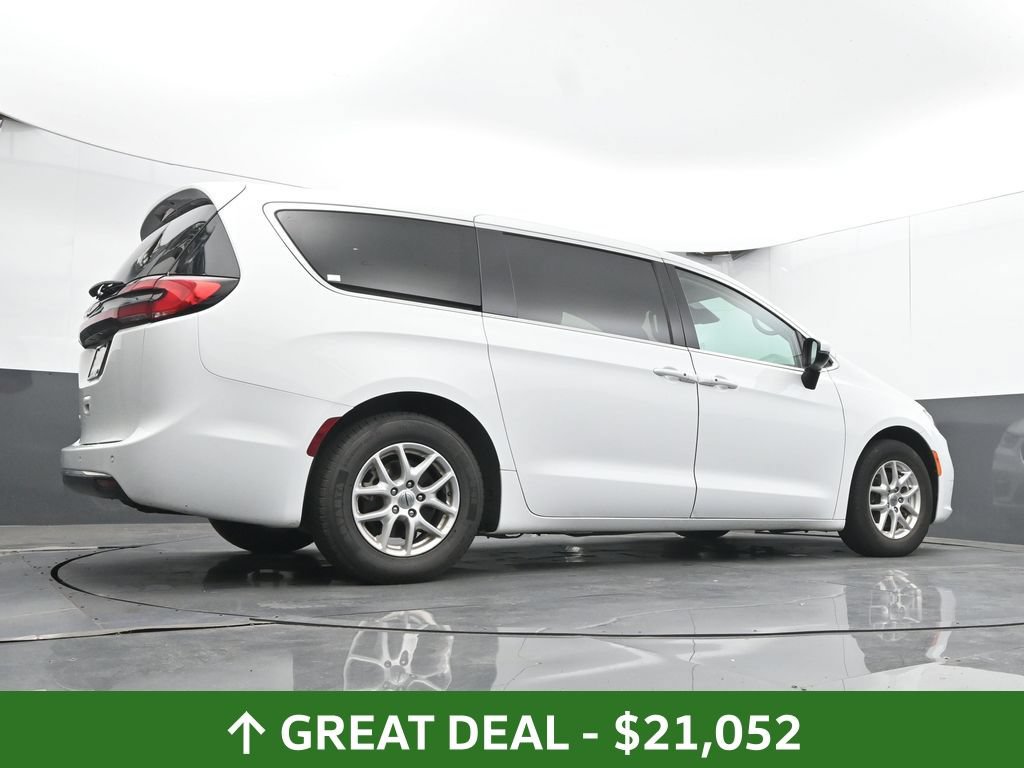 Used 2023 Chrysler Pacifica Touring-L FWD image 43
