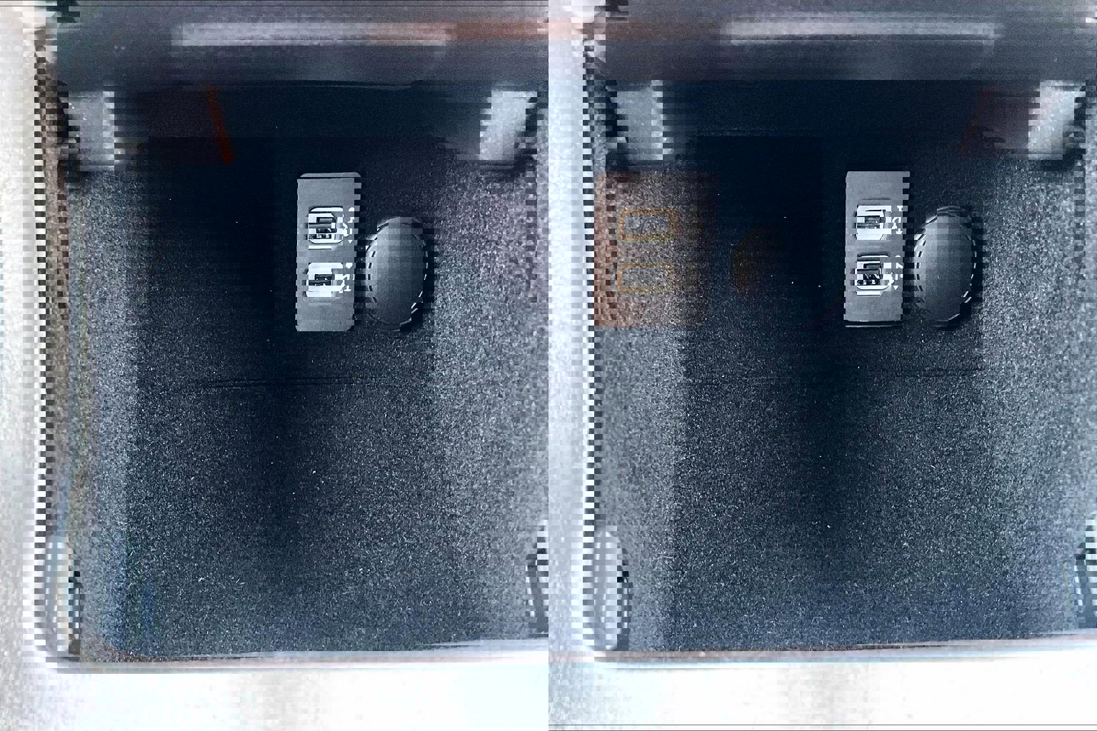 Used 2019 Lincoln Continental Select image 16