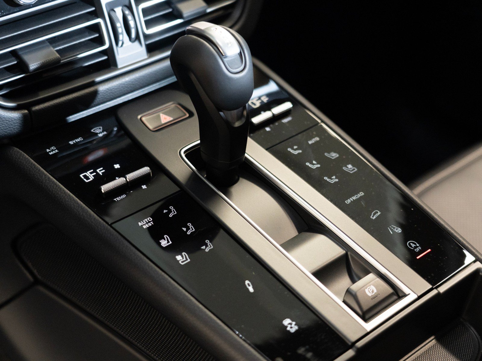 Certified 2025 Porsche Macan Turbo AWD/4WD image 22
