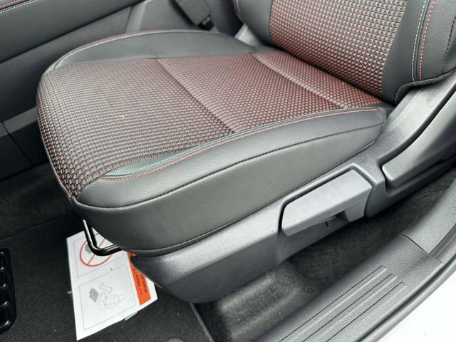 New 2025 Nissan Kicks SR FWD image 15