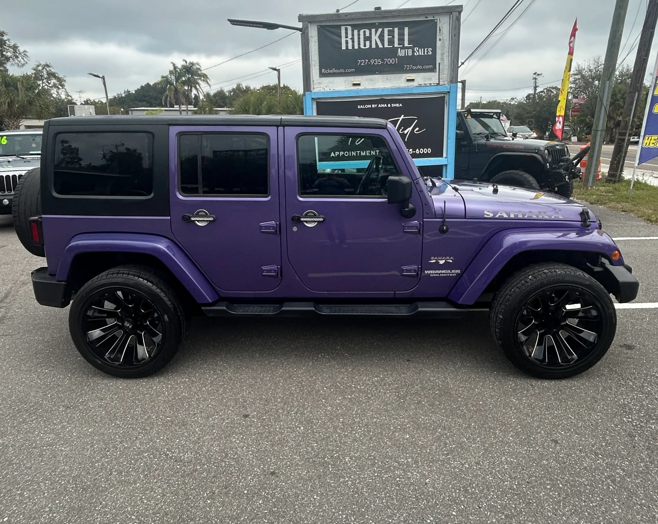 Used 2017 Jeep Wrangler Unlimited Sahara AWD/4WD image 2