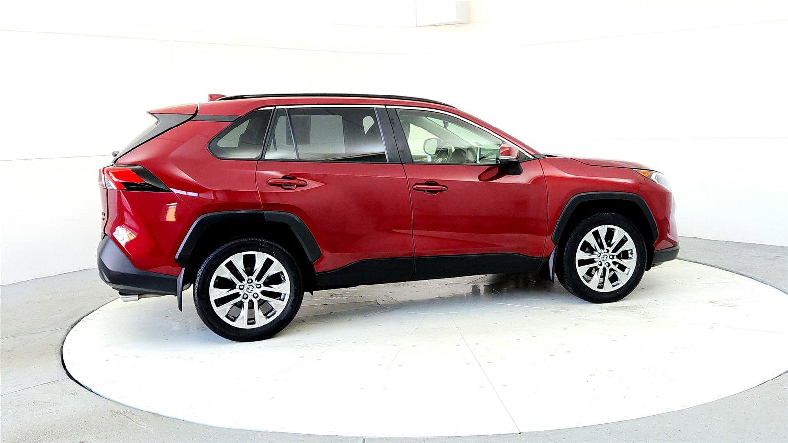Used 2020 Toyota RAV4 XLE Premium image 6