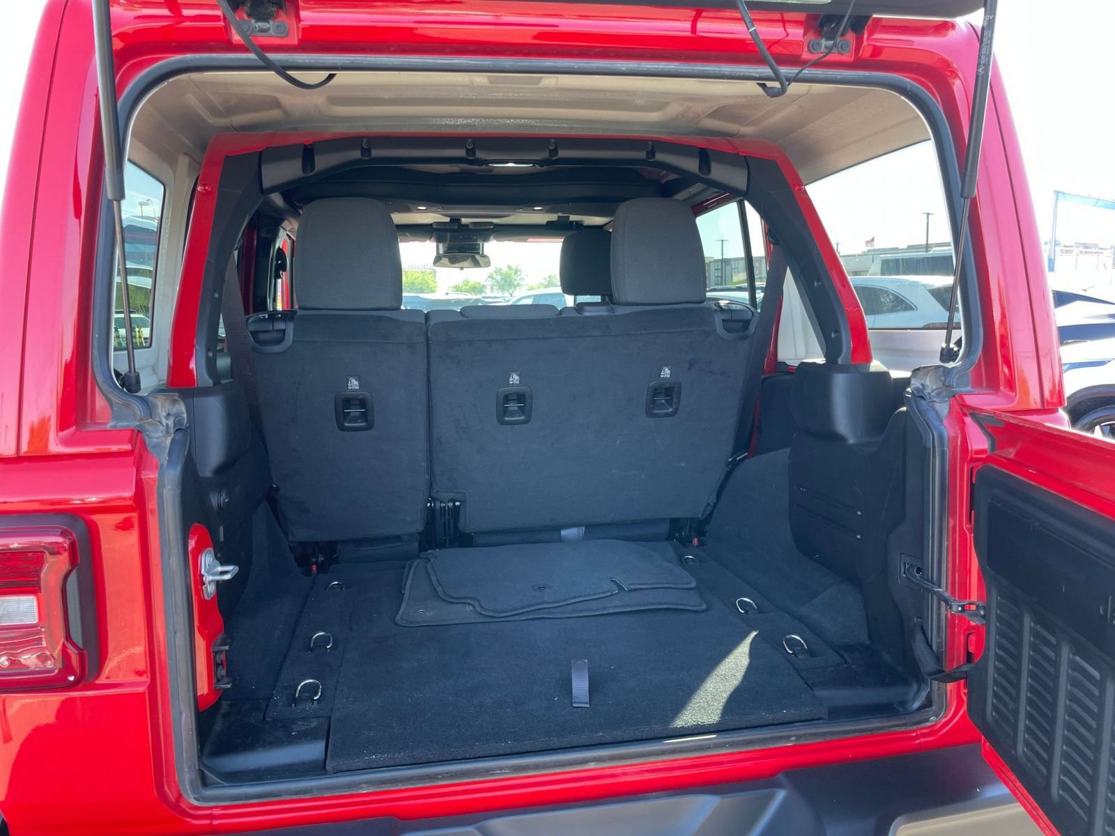 Used 2025 Jeep Wrangler Sahara image 30