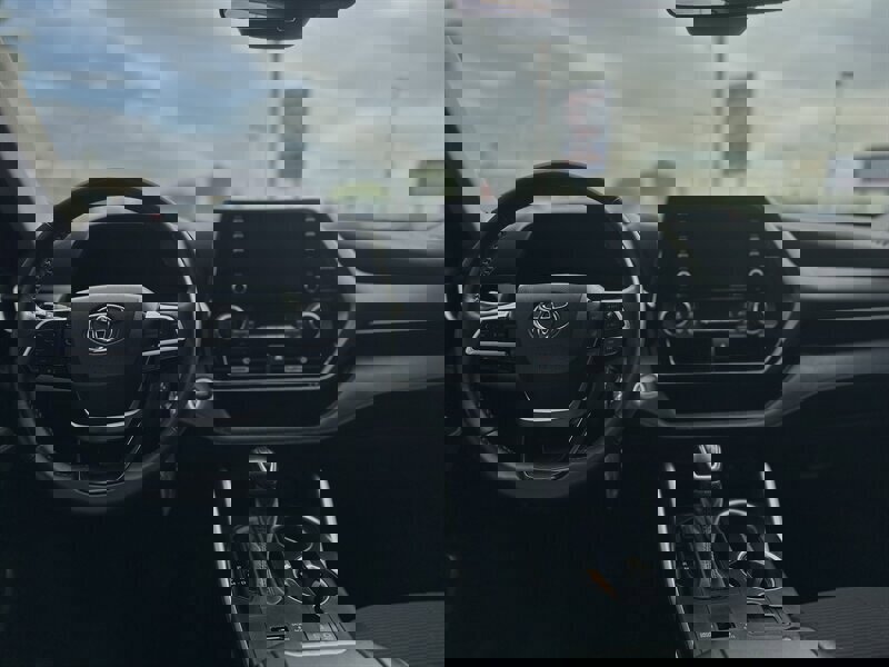 Used 2022 Toyota Highlander LE image 2