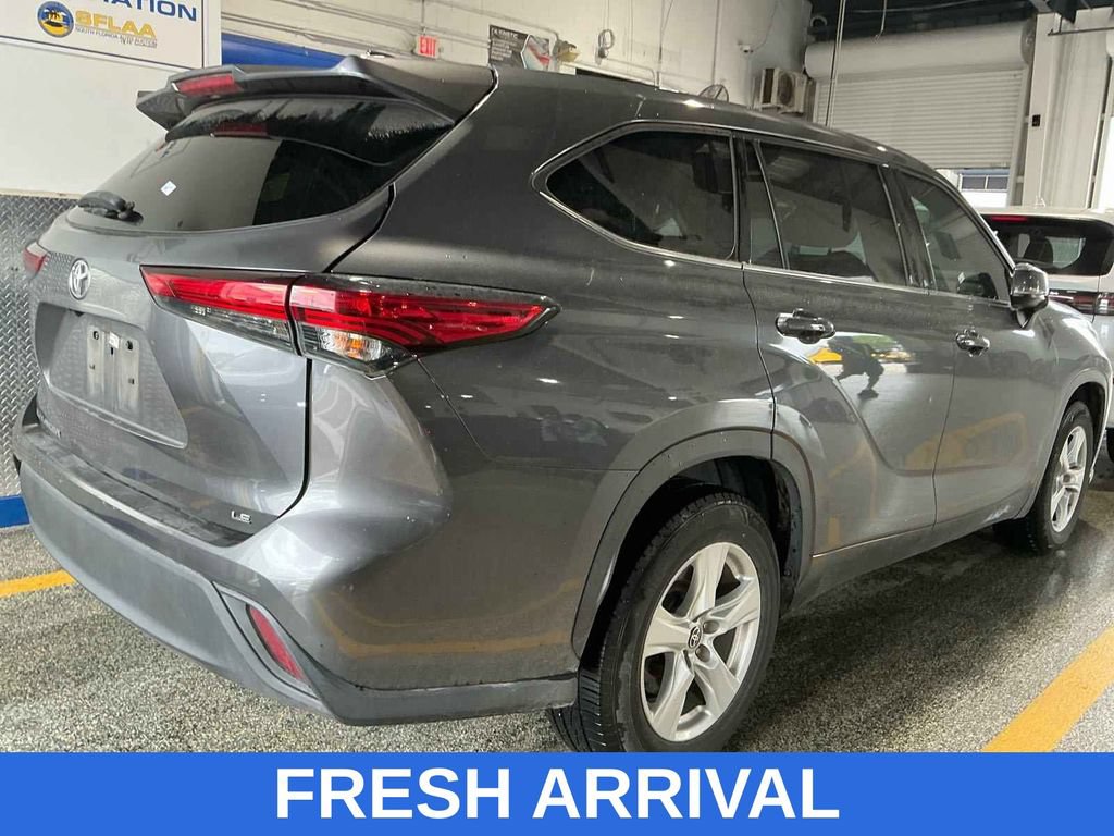 Used 2020 Toyota Highlander LE FWD image 3