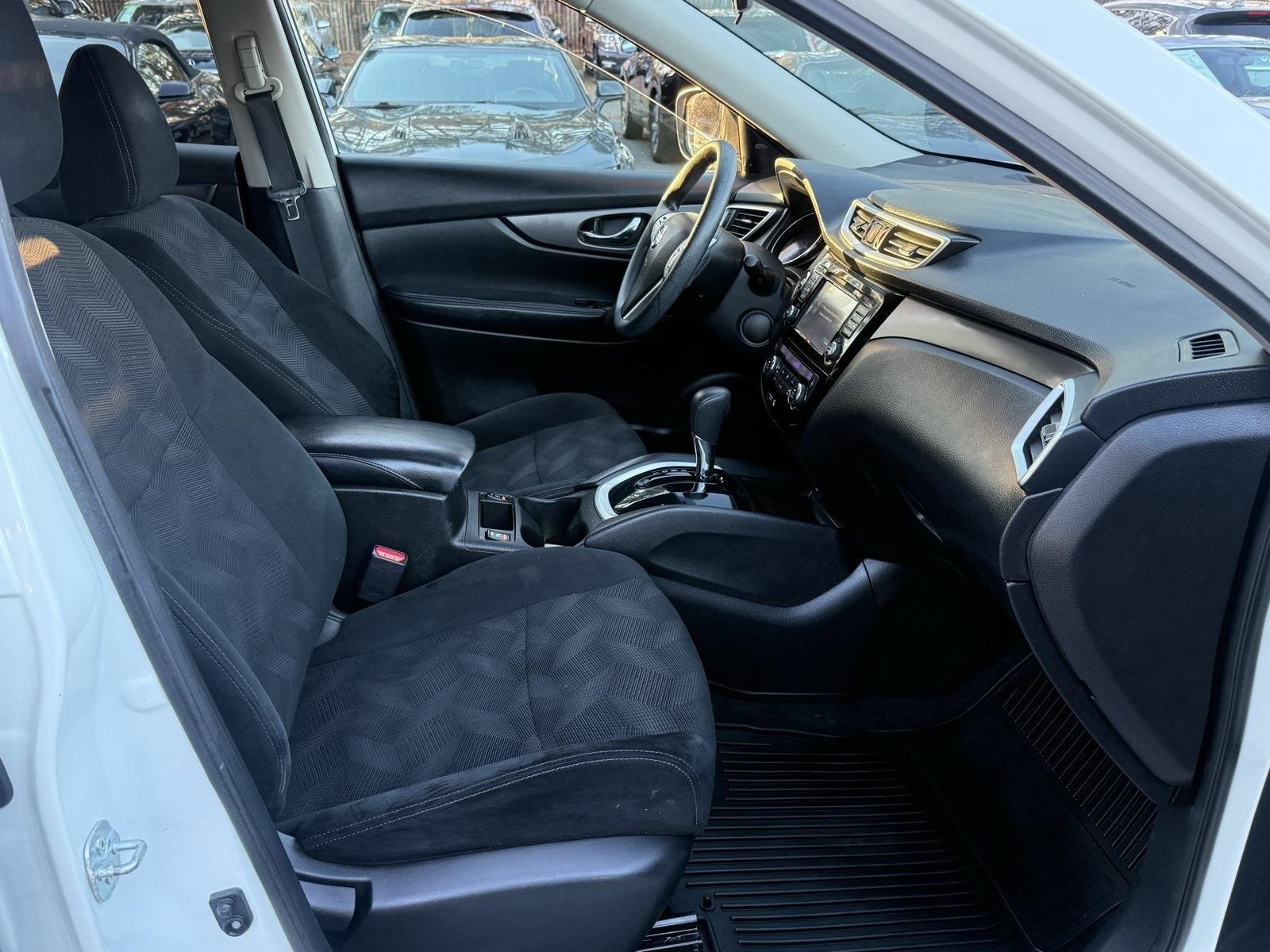 Used 2016 Nissan Rogue SV w/ SV Premium Package image 22