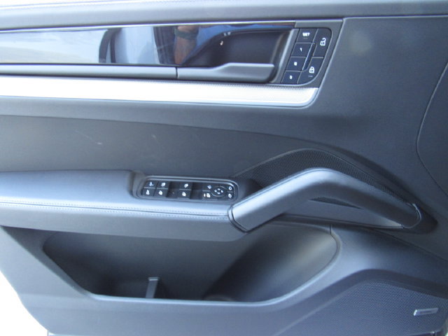 Certified 2025 Porsche Cayenne S AWD/4WD image 22