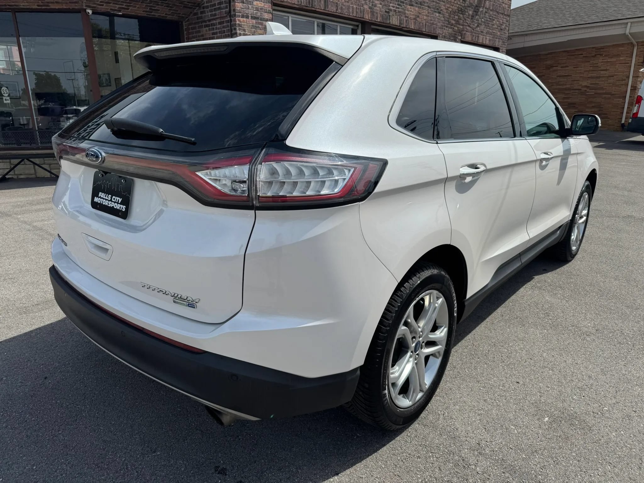 Used 2018 Ford Edge Titanium w/ Technology Package AWD/4WD image 16