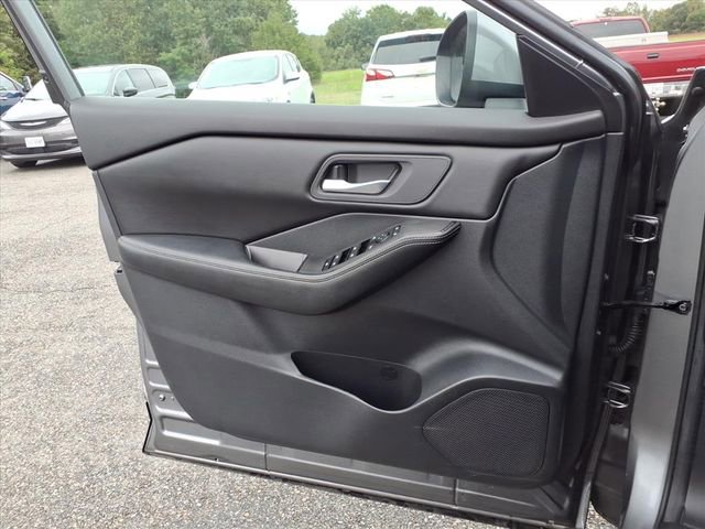 Used 2024 Nissan Rogue SV image 18