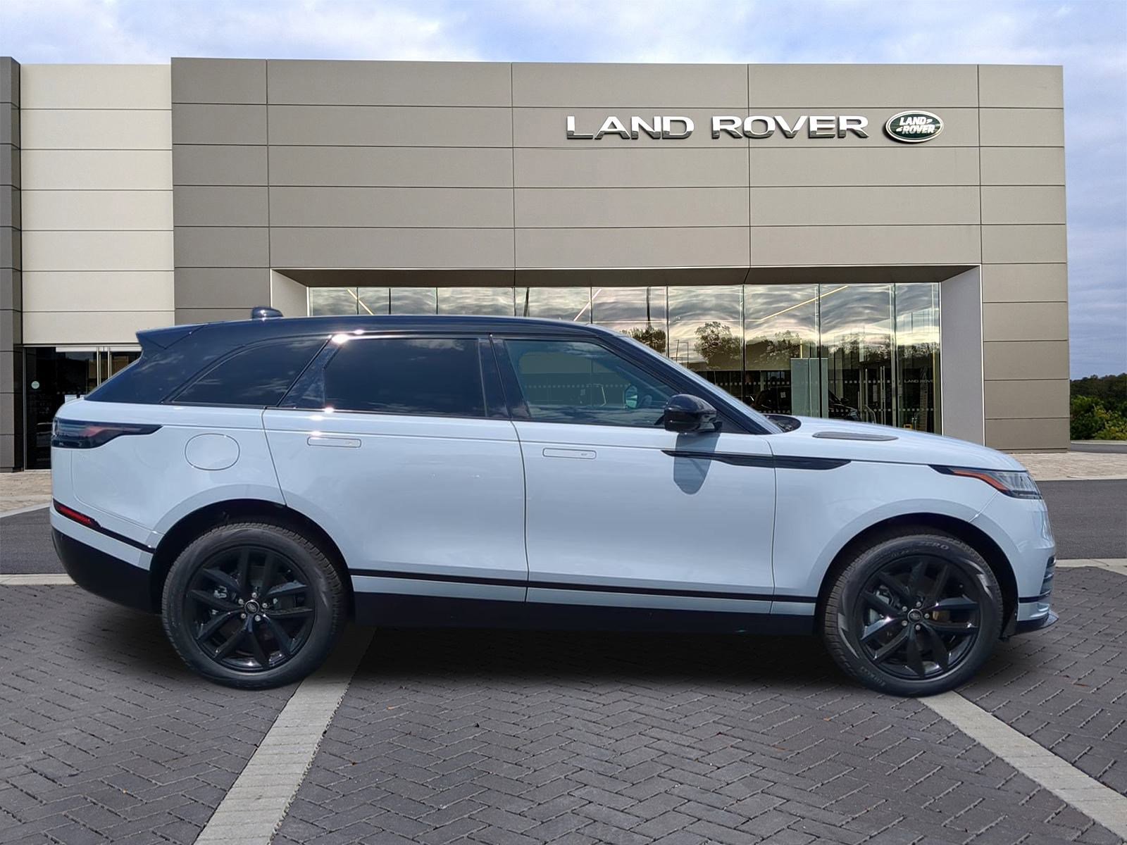 New 2025 Land Rover Range Rover Velar Dynamic SE image 4