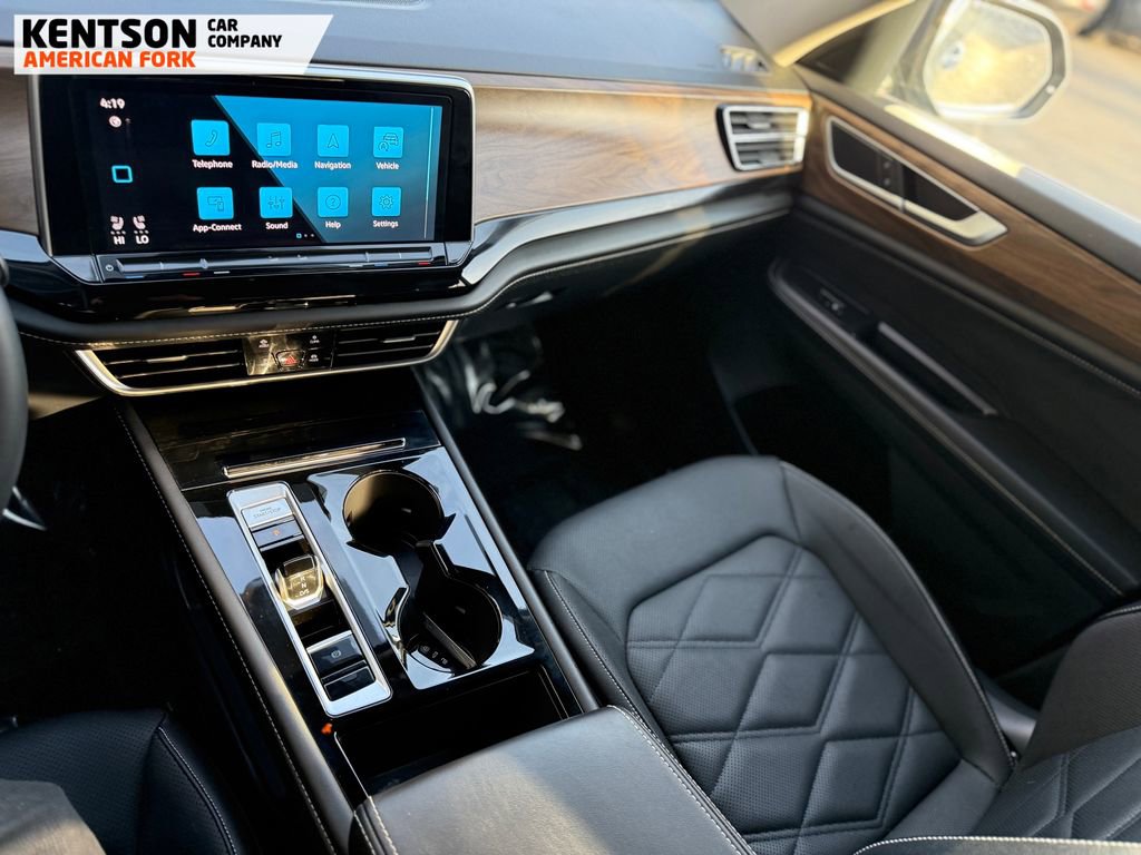 Used 2025 Volkswagen Atlas SE image 23