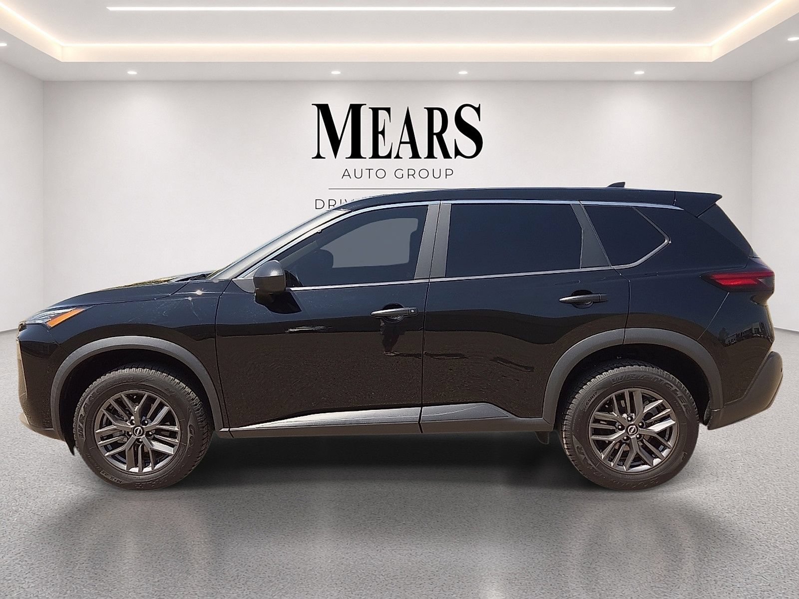 Used 2023 Nissan Rogue S FWD image 2