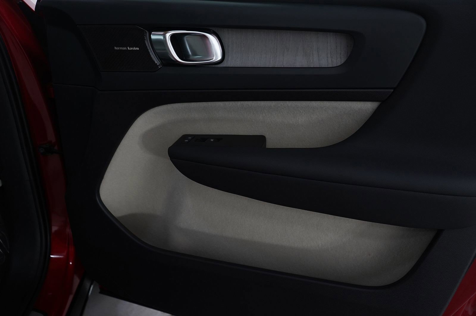 Used 2023 Volvo XC40 B5 Ultimate w/ Protection Package Premier image 11