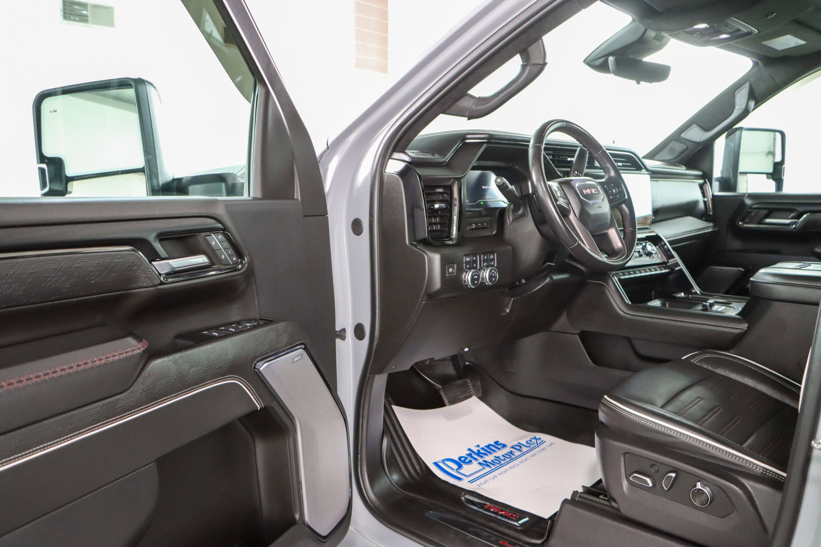 Used 2024 GMC Sierra 2500 AT4X AWD/4WD image 3