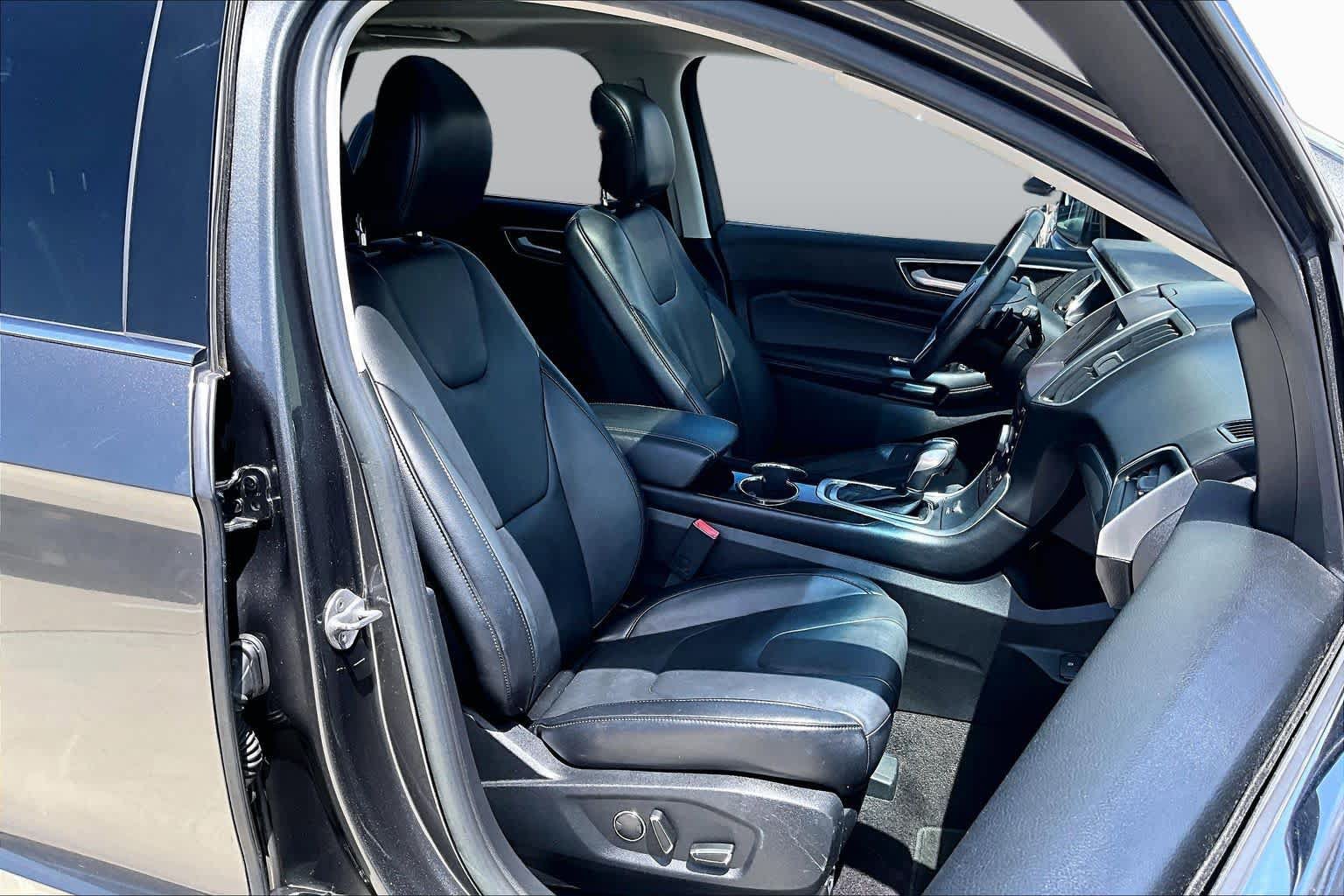 Used 2016 Ford Edge Titanium FWD image 9