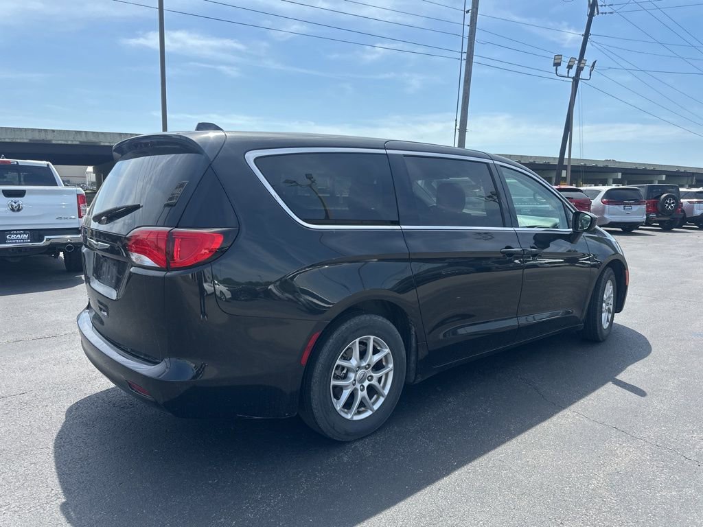 Used 2022 Chrysler Voyager LX image 5