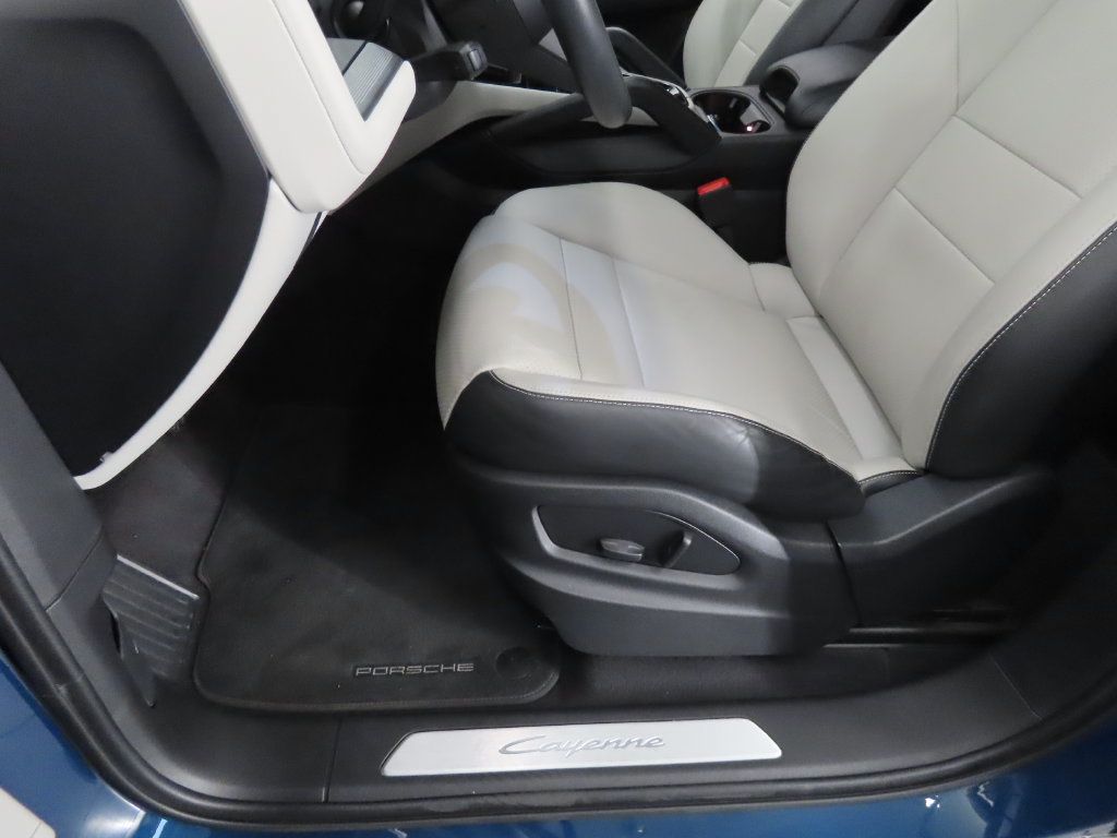 Certified 2025 Porsche Cayenne AWD/4WD image 39